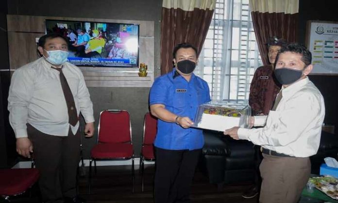 Bupati Kabupaten Lingga, Muhammad Nizar S.Sos memberi kejutan Kue Ulang Tahun dalam acara memperingati Hari Bhakti Adhyaksa (BBA) ke 61 ke Kejaksaan Negeri (Kejari) Lingga, di Dabosingkep, Kamis (22/07/2021).