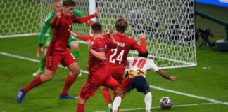 Raheem Sterling jatuh di kotak penalti Denmark, berbuah penalti yang jadi penentu kemenangan Inggris di semi final EURO 2020. (Foto dari Daily Mail)