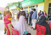 Bupati Karimun Aunur Rafiq berinteraksi dengan warga saat sidak RSUD, Senin (5/7/2021). Foto Suryakepri.com/YAHYA