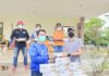 Ketua BPC HIPMI Kabupaten Karimun, Oky menyerahkan sumbangan ribuan masker di pusat karantina pasien Covid-19 di gedung SMPN 2 Binaan Karimun. Foto Suryakepri.com/YAHYA