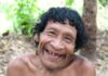 Karapiru menghabiskan 10 tahun sendirian di hutan setelah pembantaian yang menewaskan sebagian besar keluarganya. Akhirnya dia bertemu kembali dengan putranya, Xiramuku, dan mereka kembali ke komunitas Awá. (Foto: Fiona Watson/Survival International via Guardian)