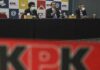 Foto Ketua Dewan Pengawas KPK Tumpak H Panggabean (tengah) memberikan keterangan usai sidang putusan Majelis Etik Dewas KPK di Gedung Pusat Edukasi Antikorupsi KPK. (ANTARA FOTO/ASPRILLA DWI ADHA)