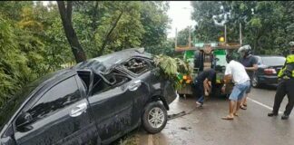Foto Evakuasi Xenia yang mengalami kecelakaan tunggal di Jalan Gajah Mada sebelum JPO Tiban Kampung Batam, Kepri, Minggu (4/7/2021) pagi.