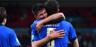 Matteo Pessina memeluk Manuel Locatelli setelah dirinya mencetak gol kedua Italia melawan Austria. Italia menang 2-1 dan hasil itu memperpanjang rekor kemenangan mereka menjadi 14, menyamai catatan Jerman. (Foto: Getty via Uefa.com)