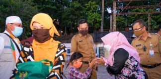 Pemerintah Kota Tanjungpinang bersama Badan Amil Zakat (Baznas) memberikan bantuan berupa paket sembako untuk pelaku usaha di sekitaran Melayu Square, Tepi Laut Tanjungpinang, Kepulauan Riau, Selasa (27/7/2021).