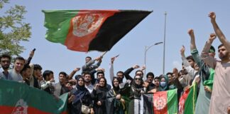 Warga Afghanistan merayakan Hari Kemerdekaan ke-102 mereka dengan bendera nasional di Kabul [Wakil Kohsar/AFP]