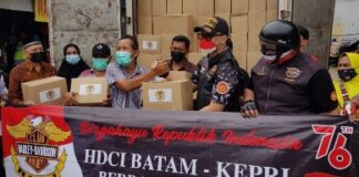 Ketua Pengcab HDCI Kota Batam, Putra Yustisi Respati secara menyerahkan bantuan HDCI Batam dan Kepri dalam rangka Memperingati Hut ke 76 Kemerdekaan RI. foto: ist