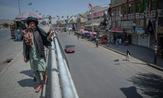 'Jalan dan trotoar kosong, kecuali beberapa pria yang tampak sedih dan tertekan yang mondar-mandir di jalanan karena bosan.' (Foto: Hoshang Hashimi/AFP/Getty ivia Guardian)