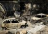 Mobil yang terbakar di luar sebuah rumah yang hancur akibat kebakaran hutan di dekat desa Grimaud di Var, Prancis selatan. (Foto: Nicolas Tucat/AFP/Getty Images via Guardian)