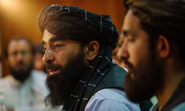 Zabihullah Mujahid, juru bicara Taliban, mengadakan konferensi pers. (Foto: Marcus Yam/Los Angeles Times/Rex/Shutterstock via Guardian)
