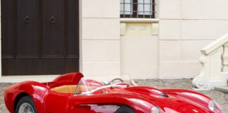 Mobil-mobilan Ferrari Testa Rossa J yang bisa dikendarai. (Foto: hypebeast.com)