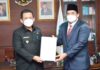 Foto Gubernur Kepri, Ansar Ahmad menyerahkan SK penunjukan Plt Bupati Bintan kepada Wakil Bupati Bintan Robby Kurniawan di Dompak, Tanjungpinang (23/8/21)