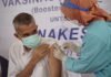 Tenaga Kesehatan (Nakes) dilingkungan RSBP Batam melaksanakan vaksinasi Covid-19 dosis ketiga, Selasa (10/8/2021).