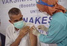 Tenaga Kesehatan (Nakes) dilingkungan RSBP Batam melaksanakan vaksinasi Covid-19 dosis ketiga, Selasa (10/8/2021).