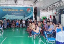 TNI AL Dabo Singkep melaksanakan vaksinasi di atas Kapal Perang Republik Indonesia (KRI) Semarang-594 di perairan Kabupaten Lingga, Kamis (26/08/2021).