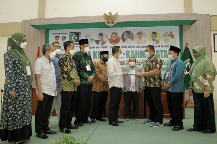 Wakil Wali Kota Batam, Amsakar Achmad, terpilih menjadi Ketua Umum Majelis Daerah Korps Alumni Himpunan Mahasiswa Islam (KAHMI) Kota Batam periode 2021-2026.