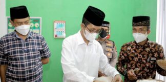 akil Wali Kota Batam, Amsakar Achmad, meresmikan Masjid Mohammed Rafi Al-Muttaqin di Perumahan Cipta Multiland, Tanjung Riau, Sekupang, Jumat (13/8/2021).