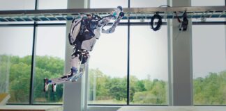 Robot Atlas buatan Boston Dynamics Dymaics melakukan lompatan dari satu bidang ke bidang lainnya dalam sebuah uji coba. (Foto: Blog Boston Dynamics)
