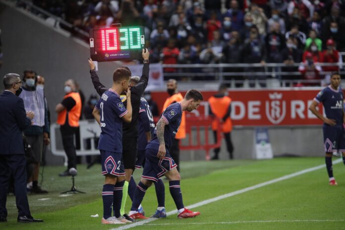 Lionel Messi melakukan debut bersama PSG setelah masuk menggantikan Neymar pada menit ke-66 ketika Kylian Mbappe sudah mencetak dua gol untuk kemenangan 2-0 atas tuan rumah Reims di Stade Auguste Delaune, Minggu (29/8/2021). (Foto dari Twitter)