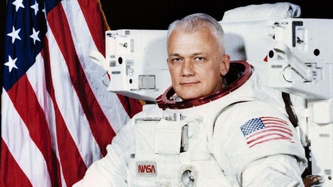 Neil Alden Armstrong, adalah seorang astronot Amerika dan insinyur penerbangan, dan orang pertama yang berjalan di Bulan.