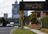 Tulisan untuk memperingatkan warga tidak keluar rumah ditampilkan pada layar di Sydney barat, Senin 2 Agustus 2021, ketika penguncian Covid-19 diperpanjang di kota itu. (Foto: AFP / Saeed Khan via asiatime)