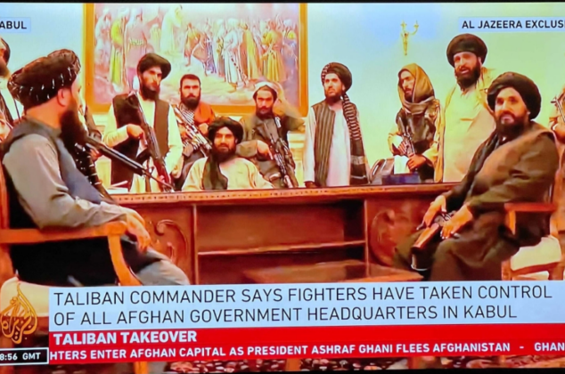 Para komandan Taliban di Istana Kepresidenan Afghanistan setelah Presiden Ashraf Ghani meninggalkan negara itu. (Foto eksklusif Al Jazeera)