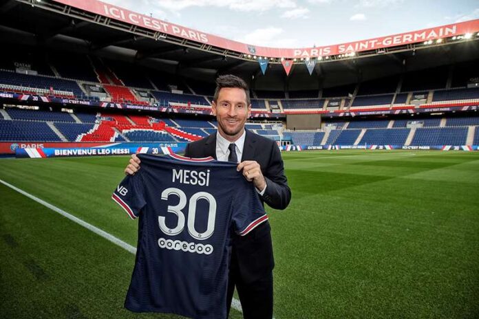 PSG memperkenalkan Lionel Messi di Parc de Princes, Rabu (11/8/2021). (Foto: Twitter PSG)