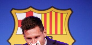 Lionel Messi menangis saat pidato perpisahan dengan Barcelona, Minggu (8/8/2021). (Foto: Twitter)