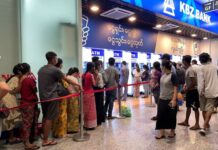 Orang-orang berbaris di depan ATM untuk menarik uang tunai, di Yangon, Myanmar, pada Mei 2021. (Foto: Reuter via Straits Times)