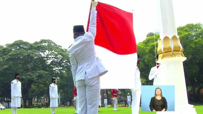 Pengibaran bendera Merah Putih upacara HUT RI KE-76 di Istana Merdeka (Screenshot YouTube Setpres)