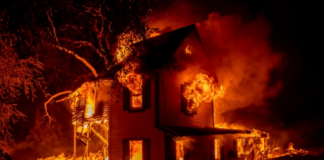 Sebuah rumah terbakar di Jeters Road saat Dixie Fire melompati Highway 395 selatan Janesville, California, pada 16 Agustus 2021. [Ethan Swope/AP Photo via Al Jazeera]