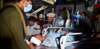 Staf medis membawa seorang pria yang terluka dengan tandu untuk perawatan setelah dua ledakan di luar bandara di Kabul, yang menewaskan sedikitnya 13 orang dan melukai puluhan lainnya pada Kamis 26 Agustus 2021 [Wakil Kohsar/AFP via Al Jazeera]