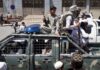 Milisi bersenjata Taliban melewati Kandahar dengan kendaraan militer hasil rampasan. (Foto: AFP/Getty Images via Guardian)