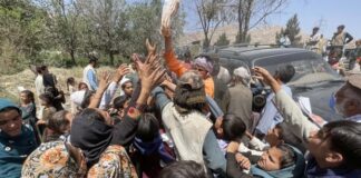Warga yang melarikan diri dari pertempuran di provinsi utara Afghanistan berebutan untuk mendapatkan pasokan yang didistribusikan di taman Kabul. Uni Eropa memperkirakan 400.000 warga Afghanistan telah mengungsi dalam beberapa bulan terakhir. (Foto: Anadolu Agency/Getty Images via Guardian)