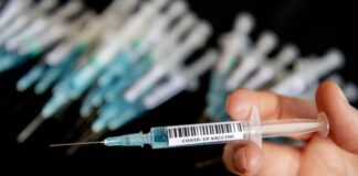 Seorang perawat di Jerman diduga menyuntik ribuan orang dengan larutan garam alih-alih vaksin Covid. (Foto: Robin Utrecht/REX/Shutterstock via Guardian)