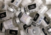 Botol bekas vaksin Covid-19 Pfizer-BioNTech. (File foto: AP/John Locher via CNA)