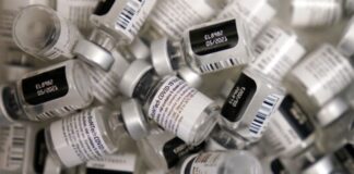 Botol bekas vaksin Covid-19 Pfizer-BioNTech. (File foto: AP/John Locher via CNA)