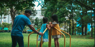 Seorang ayah bermain dengan anak-anaknya di taman bermain. Saat ini Singapura tengah mengalami penurunan populasi yang diyakini merupakan dampak dari Covid-19. (Foto: Hanidah Amin/CNA)