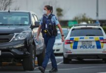 Seorang petugas polisi di dekat supermarket New Lynn di Auckland, Selandia Baru, lokasi serangan penikaman pada hari Jumat. (Foto: Xinhua/Rex/Shutterstock/GUARDIAN)