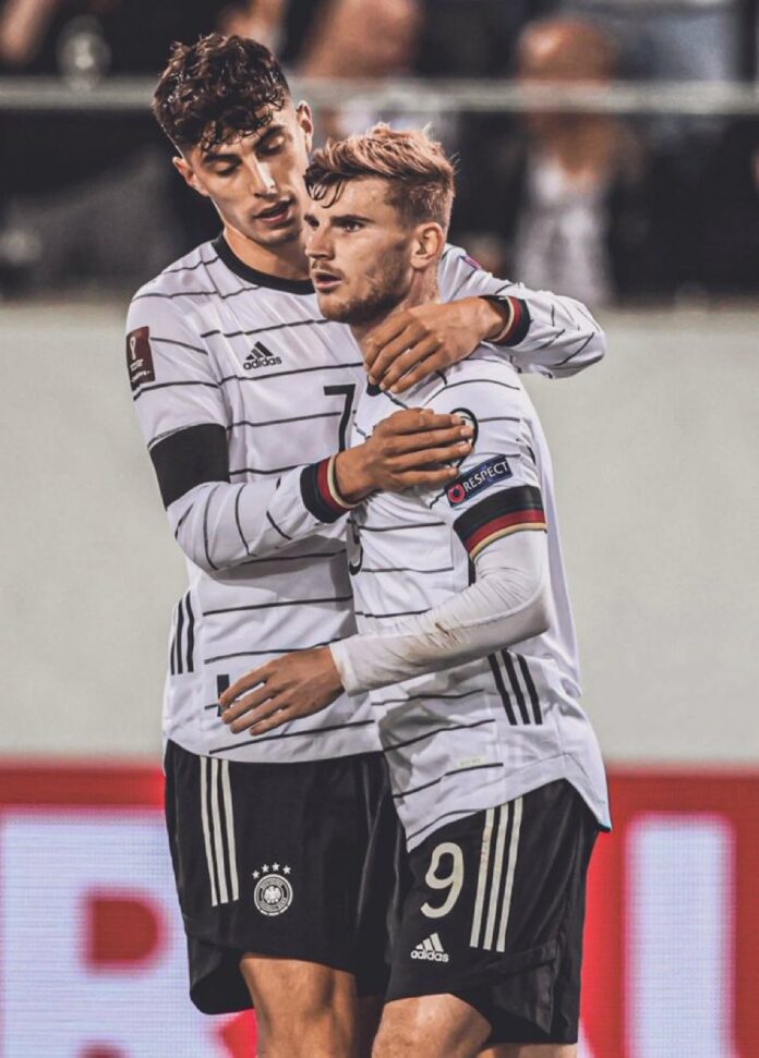 Kai Havertz memeluk Timo Werner usai mencetak gol keempat Jerman pada menit ke-89 saat melawan Islandia pada kualifikasi Grup J Piala Dunia 2022. Jerman menang 4-0, tetapi Werner membuat satu kesalahan fatal dan menjadi olok-olok di dunia maya. (Foto: Twitter).