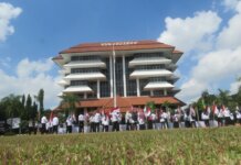 Forum Ex Pegawai Yayasan UPN Veteran Yogyakarta, Rabu mengadakan aksi demontrasi depan Kampus Universitas Pembangunan Nasional Veteran Yogyakarta beberapa waktu lalu
