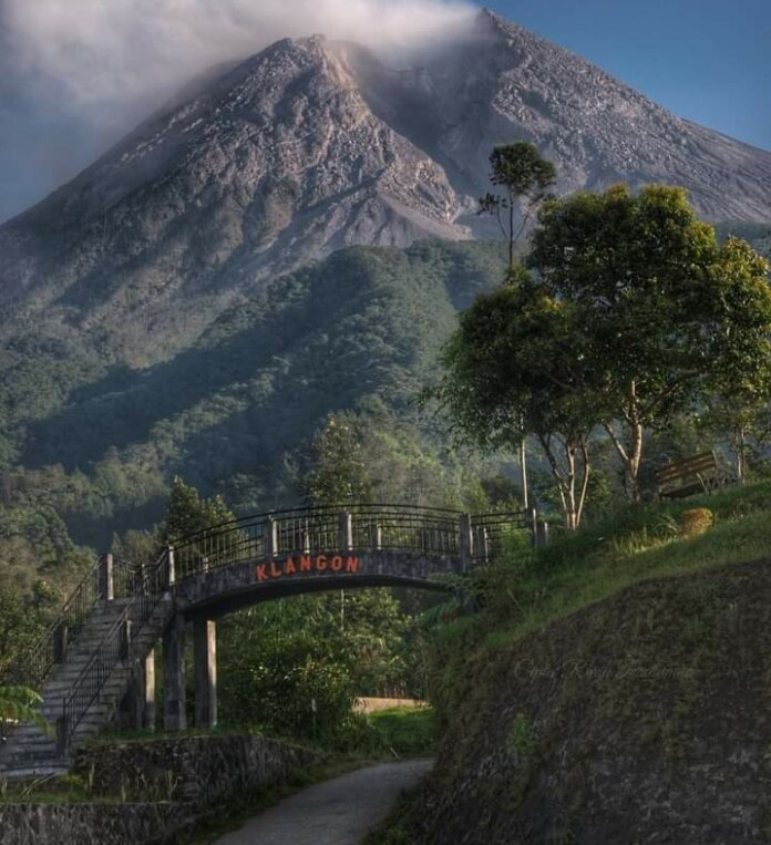 Gunung Merapi ketika dilihat dari Wilayah Klangon.