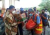 Bupati Karimun Aunur Rafiq menyalurkan sembako bantuan dari karyawan PT Saipem Indonesia Karimun Yard kepada puluhan juru parkir di Panggung Sri Kemuning, Coastal Area, Karimun, Selasa (21/9/2021). Foto Suryakepri.com/YAHYA