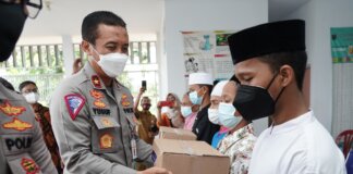 Polri mengirimkan bantuan sembako ke sejumlah pondok pesantren dan panti asuhan yang ada di kawasan Pamulang, Tangerang Selatan, Kamis (21/9/2021) . Kegiatan tersebut dilakukan dalam rangka HUT ke-66 Polantas yang jatuh pada 22 September 2020.(Humas Polri)