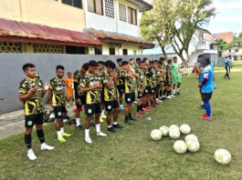 Tim Sepakbola PON Maluku Utara bersama Pelatih Rahmat Poci Rivai saat melakukan latihan (Dok.RRI)