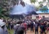 Massa berjumlah ratusan orang membakar bangunan dekat Masjid Miftahul Huda dan juga merusak masjid milik Jamaah Ahmadiyah di Sintang, Kalimantan Barat, Jumat (3/9/2021). (Foto dari BerkatnewsTV)
