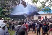 Massa berjumlah ratusan orang membakar bangunan dekat Masjid Miftahul Huda dan juga merusak masjid milik Jamaah Ahmadiyah di Sintang, Kalimantan Barat, Jumat (3/9/2021). (Foto dari BerkatnewsTV)