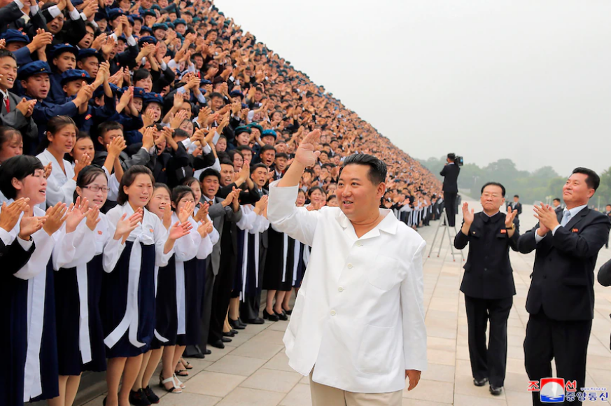 Kim Jong Un baru-baru ini membuat pertemuan publik dengan orang-orang muda yang "secara sukarela" bekerja, kata kantor berita Korea Utara. (AP: Kantor Berita Pusat Korea/Layanan Berita Korea)