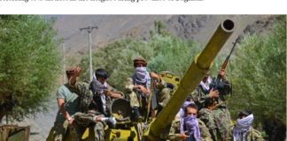 Gerakan perlawanan Afghanistan dan pasukan pemberontakan anti-Taliban digambarkan saat mereka berpatroli di sepanjang jalan di daerah Astana di Bazarak di provinsi Panjshir pada 27 Agustus 2021 [Ahmad Sahel Arman/AFP via AL Jazeera]