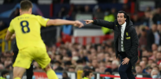 Pelatih Villareal Unai Emery (kanan) memberikan instruksi kepada para pemainnya saat melawan Manchester United pada penyisihan Grup F Liga Champions di Old Trafford, Rabu (29/9/2021). Villareal takluk 2-1 oleh tuan rumah.(Foto: UEFA.com)